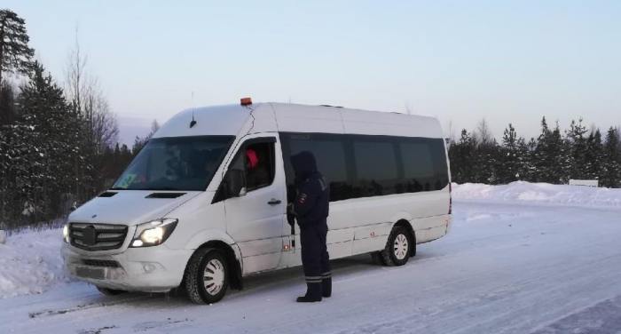 На трассе «Архангельск-Мезень» попался бесправный водитель микроавтобуса